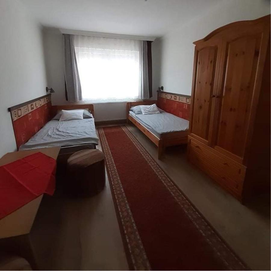 Pegazus Vendeghaz Hotel ไฮจ์ดุสโซบอสโล ภายนอก รูปภาพ
